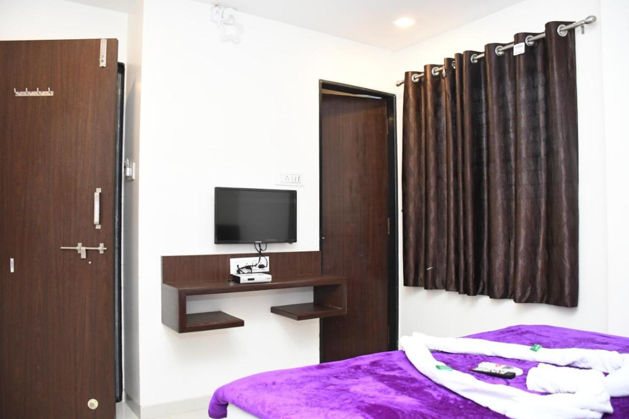 Hotel Sai Shatabdi Shirdi Esterno foto