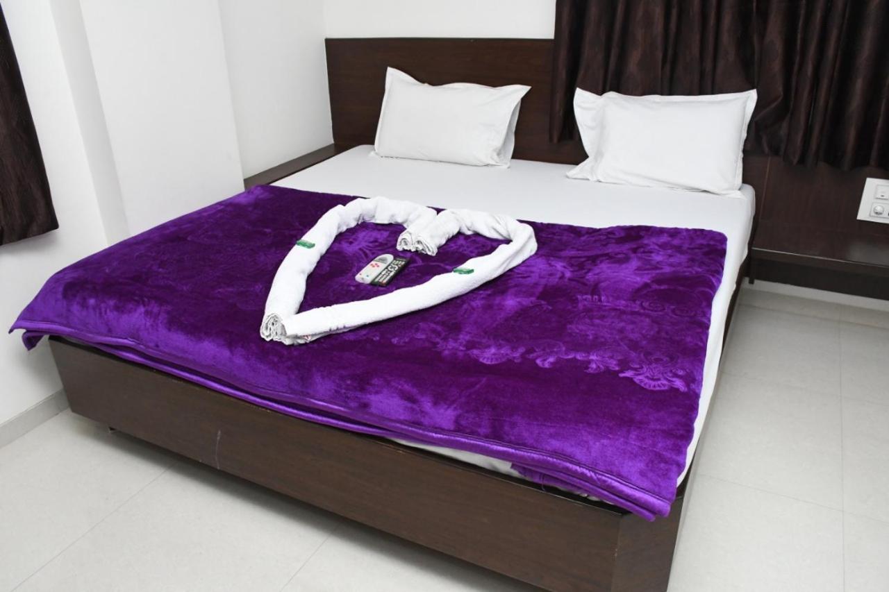 Hotel Sai Shatabdi Shirdi Esterno foto