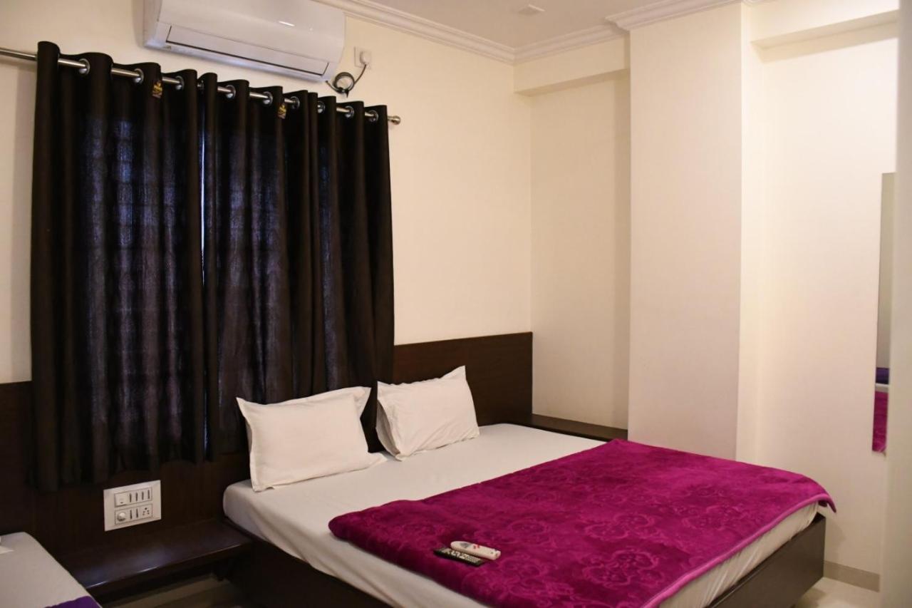 Hotel Sai Shatabdi Shirdi Esterno foto